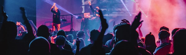 谈球吧玩家部落球迷社区内球迷们热烈讨论比赛的场景